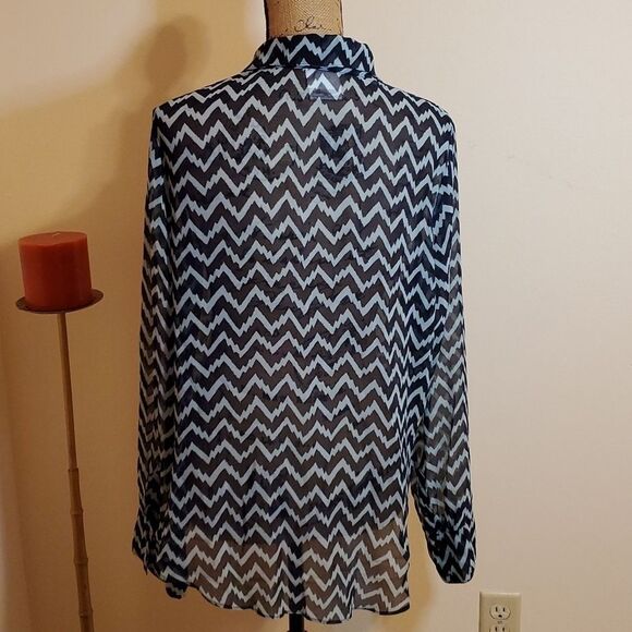BCBGeneration chevron print top size Large - Picture 6 of 10